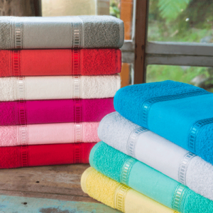 CPB Brindes. Toalha de banho confeccionada em 100% algodão. Diversas Cores, com a logo personalizada em bordado. Solicite orçamento em nosso site ou e-mail.